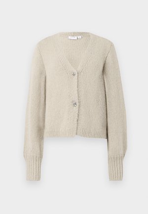 Cardigan bej croșetat, cu mâneci lungi, decolteu în V, manșete și tiv cu nervuri, și două butoane decorative în formă de fundiță argintie.