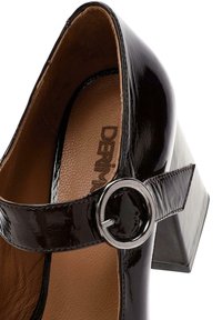 Zwarte lakschoenen met hoge hakken, een vierkante hak, een ronde neus en een verstelbare strap met een ronde metalen gesp.