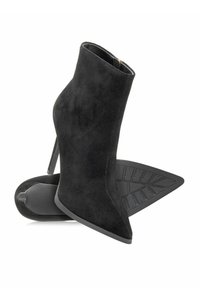 Czarne zamszowe botki za kostkę z ostrym noskiem, wysokim obcasem typu stiletto i teksturowaną gumową podeszwą; posiadają krótki zamek z tyłu.