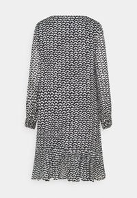 Schwarz-weiß gemustertes Kleid mit langen Ärmeln, gerafftem Saum und leichtem Stoff. Verfügt über einen einfachen runden Halsausschnitt und ein fließendes Design.