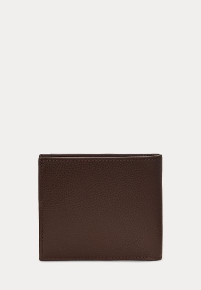 Braunes, strukturiertes Leder-Bifold-Portemonnaie, geschlossen dargestellt vor weißem Hintergrund.