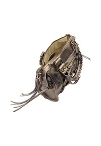 Sac à main en cuir bronze métallique avec une poignée tressée, des fermetures éclair et des franges décoratives ; il présente des finitions en métal doré et un intérieur contrastant.