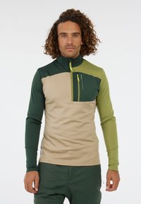 Halve rits, langärig shirt in groen, beige en olijfgroen met een voorzak en logodetail; gemaakt van een gladde, lichte stof.