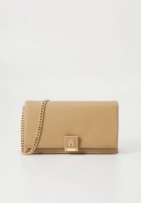 Πορτοφόλι από δερμάτινο μπεζ με υφή, χρυσή αλυσίδα και τετράγωνο κούμπωμα με λογότυπο της μάρκας. Συμπαγής και ορθογώνιος σχεδιασμός.