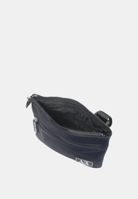 Pochette con zip blu navy realizzata in materiale liscio, con un interno strutturato caratterizzato da una stampa del logo ripetuta e una piccola tasca esterna con zip.
