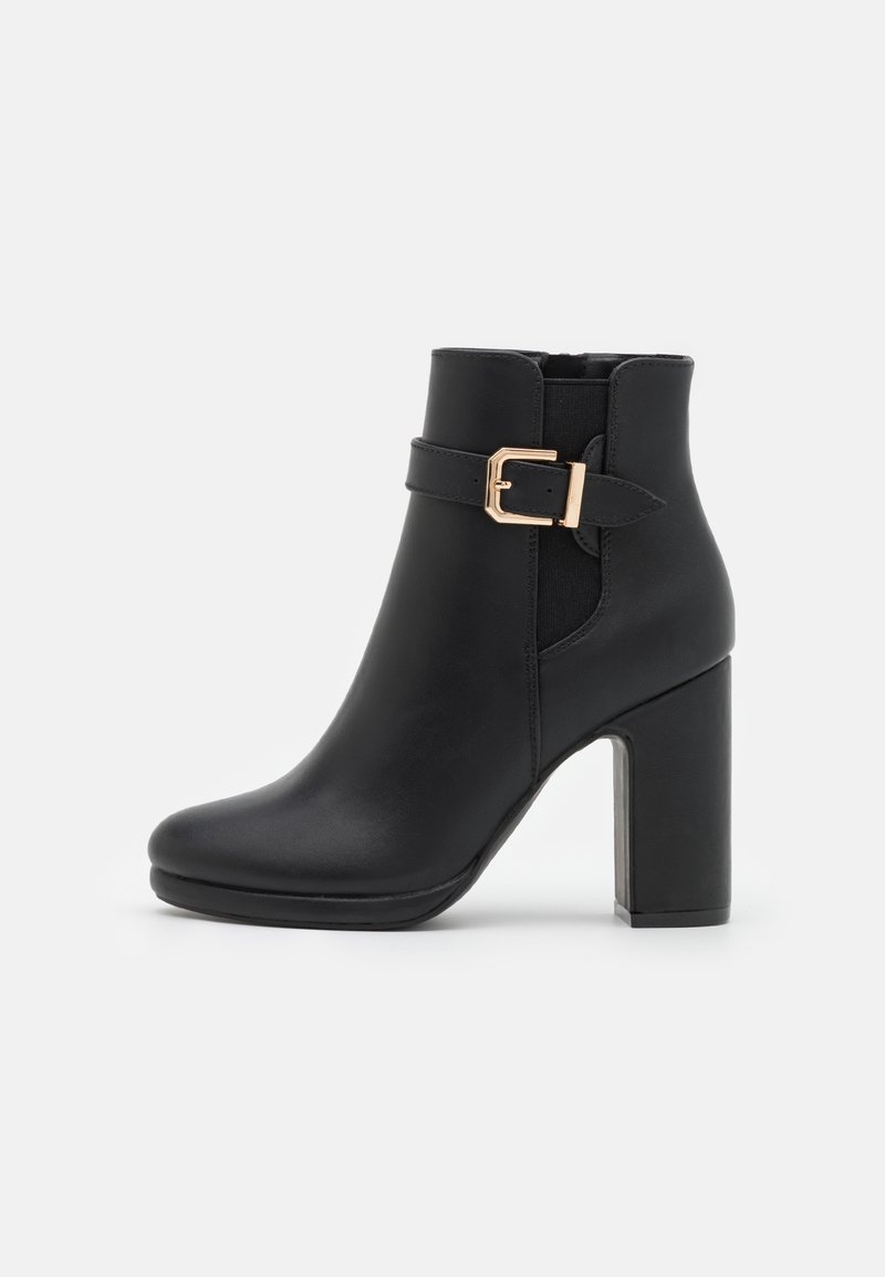 Bottines noires en cuir lisse avec un bout carré, un talon épais haut et une boucle dorée décorative sur le côté.