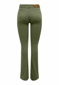Vaqueros de campana verde oliva, hechos de denim, que presentan un diseño estándar de bolsillo trasero y un parche de cuero con marca en la cintura.