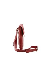 Borsa a tracolla rossa in pelle con chiusura a patta, cinturino regolabile e texture liscia. Presenta un design minimalista e una forma snella.