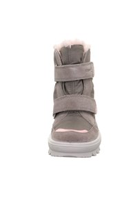 Graue Wildleder- und Stoff-Stiefelette mit rosa Akzenten, verstellbaren Klettverschlüssen, strukturieller Sohle und weicher rosa Fütterung am oberen Rand.