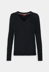 Svart v-ringad tröja med långa ärmar, tillverkad av ett mjukt stickat material; har ribbade muddar och nederkant, samt en kontrasterande inre halsringning.