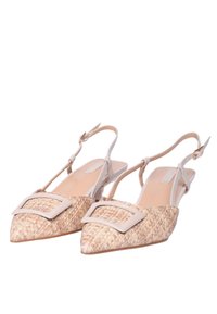 Scarpe slingback beige intrecciate con punta a punta e ampia fibbia decorativa. Cinturino liscio e trama sottile sul materiale superiore.