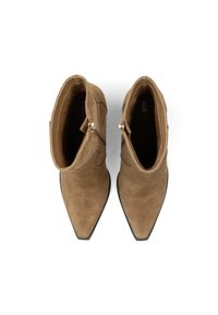 Botas de ante hasta el tobillo en marrón claro con diseño de punta afilada, cremalleras laterales y textura suave. Presenta detalles de costura sutiles.