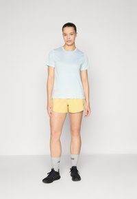 New Balance ESSENTIALS - Spordi T-särk - frosted glass