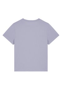 Kortarmige lavendelkleurige t-shirt, ronde hals, zachte katoen materiaal, gladde textuur, geen patronen of versieringen, eenvoudig ontwerp aan de achterkant.