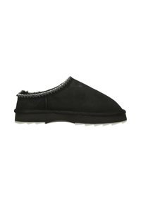 Zapato negro tipo slip-on con parte superior de ante texturizado, ribete bordado y suela de goma blanca con patrones de tracción.
