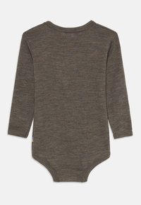 Smešani smeđi bodi za bebe s dugim rukavima, okruglim dekolteom i kopčama na dnu, izrađen od mekog pletiva.
