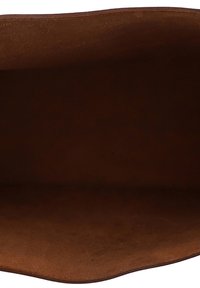 Hnědá kožená taška přes rameno s hladkým povrchem, měkkými okraji a bez viditelného kování. Interiér je v jednolité, tmavě hnědé barvě.