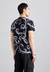 Versace Jeans Couture CHROMO - Tričko s potlačou - white/black