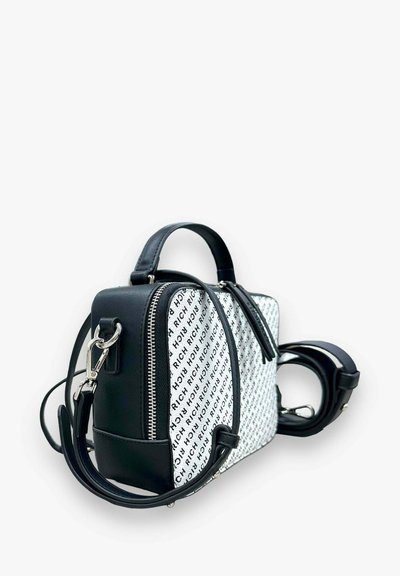 Borsa bianca e nera con un design testurizzato. Presenta una forma rettangolare, una cerniera argentata e una tracolla regolabile.