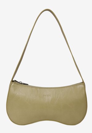 Bolso de hombro de cuero verde con forma curva, cierre con cremallera y una sola correa. Presenta el nombre de la marca en relieve en el frente.