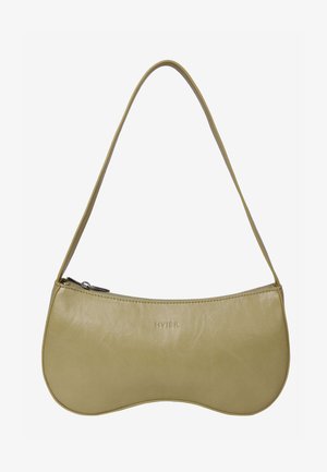 Sac d'épaule en cuir vert avec une forme incurvée, fermeture éclair et une seule bandoulière. Présente le nom de la marque embossé sur le devant.
