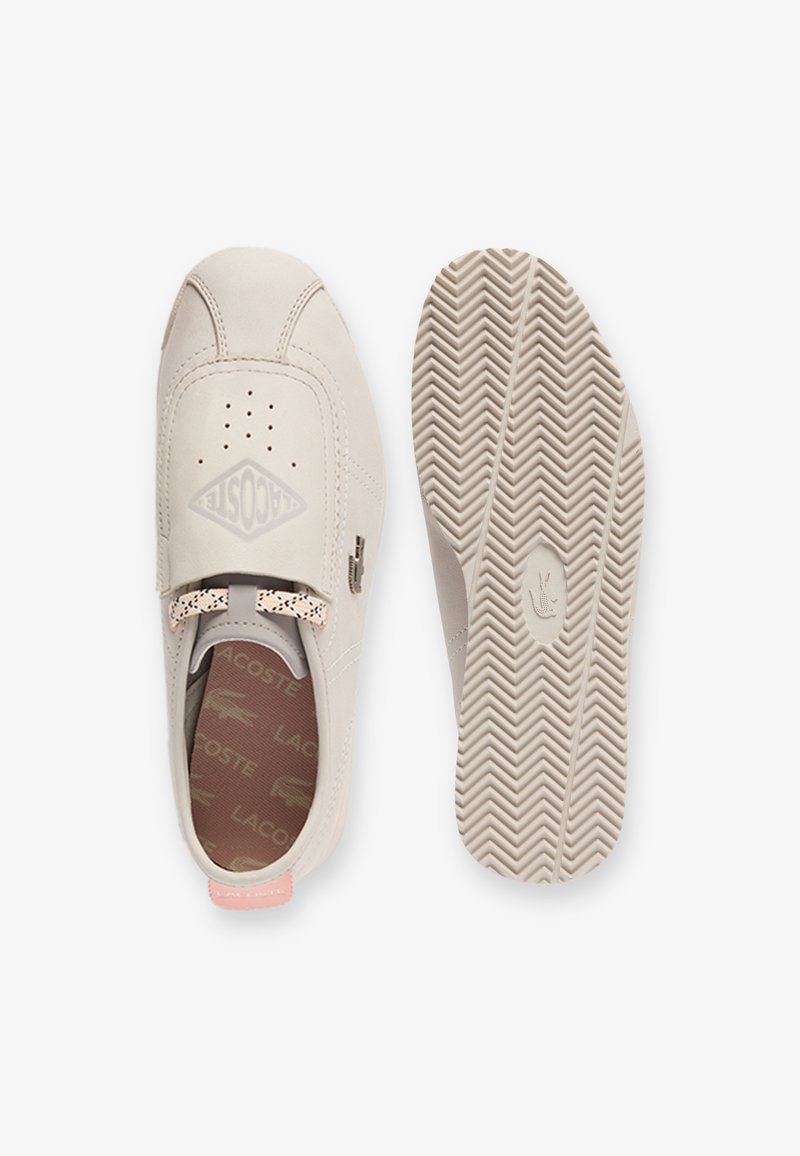 Hellbeiger Slip-on-Sneaker mit perforierter Spitze, gemusterter Lasche, strukturierter Sohle sowie gebrandeter Innensohle und seitlichem Logo.