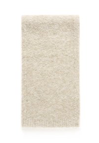Coperta in lana con superficie morbida e texturizzata. Colore beige chiaro, forma rettangolare e bordi rifiniti. Design minimalista senza motivi.