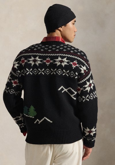 Μαύρο πλεκτό πουλόβερ με σχεδιασμένη λαιμόκοψη που περιλαμβάνει λευκά, κόκκινα και πράσινα μοτίβα, όπως αστέρια και δέντρα. Μανσέτες και τελείωμα με ριμπ ύφανση.