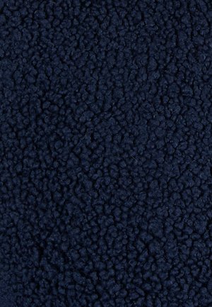 Tissu bleu marine avec une surface texturée et douce, présentant de petites fibres en relief qui lui confèrent un aspect moelleux et duveteux. Convient pour des usages confortables.