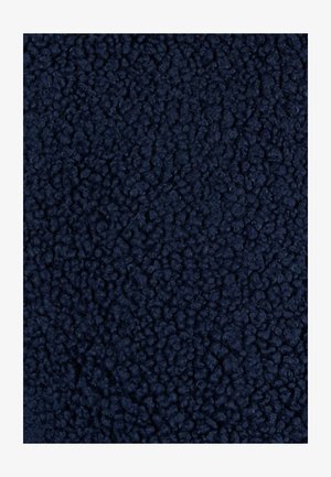 Tela azul marino con una superficie texturizada y aterciopelada que presenta pequeñas fibras elevadas, lo que le da un aspecto suave y peludo. Adecuada para aplicaciones acogedoras.