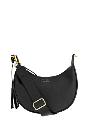 Sac à épaule en cuir noir en forme de croissant, avec une large bandoulière réglable, des accessoires en or, un détail de frange et un petit logo de marque "Loxwood Le Cabas Parisien."