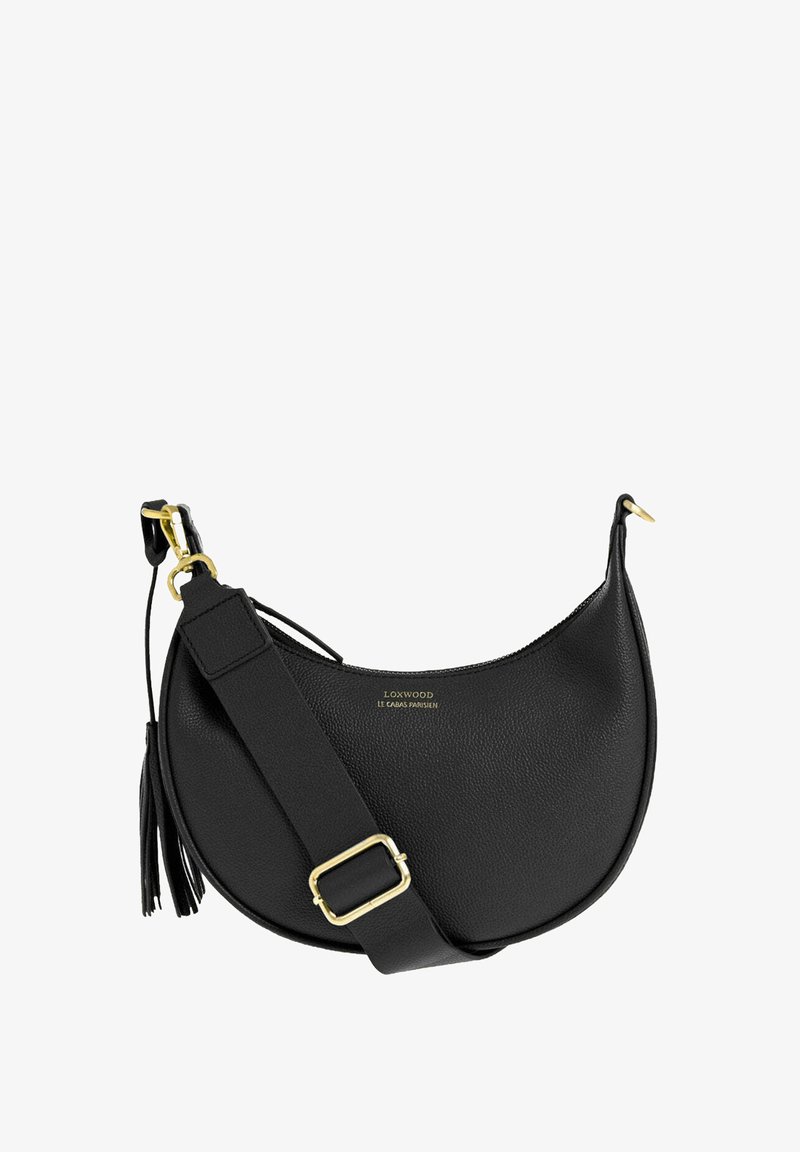 Sac à épaule en cuir noir en forme de croissant, avec une large bandoulière réglable, des accessoires en or, un détail de frange et un petit logo de marque "Loxwood Le Cabas Parisien."