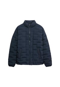 Chaqueta acolchada de color azul marino con un cuello alto, patrón de acolchado horizontal, cierre de cremallera frontal y bolsillos laterales.