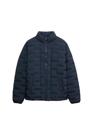 Dunkelblaue Steppjacke mit hohem Kragen, horizontalem Steppmuster, Vorderreißverschluss und Seitentaschen.