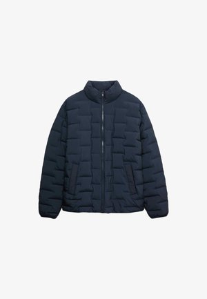 Giacca imbottita blu navy con colletto alto, motivo a cuscinetti orizzontali, chiusura frontale con zip e tasche laterali.