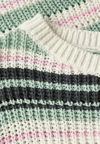 Stickad tröja med en ribbad vit krage, med horisontella ränder i marinblått, grönt, ljusrosa och krämfärgat, som visar en strukturerad design.