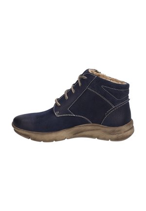 Marineblaue Knöchelstiefel mit beigen Nähten, gepolstertem Kragen, Fellfutter, Schnürung vorne und strukturierter brauner Sohle, in Seitenansicht gezeigt.