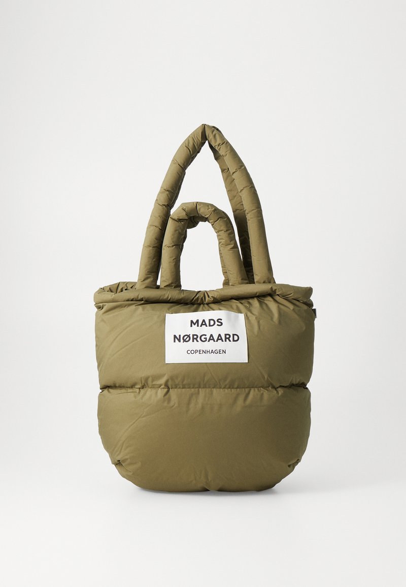 Borsa a tracolla imbottita verde oliva con due manici curvi e un'etichetta con logo bianco che presenta "MADS NØRGAARD COPENHAGEN" sul fronte.