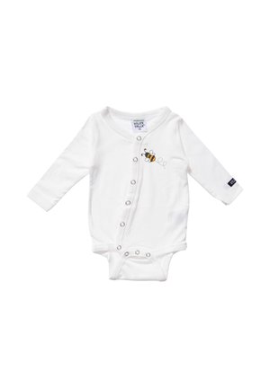 Biały, niemowlęcy bodziak z długim rękawem, zapinany na zatrzaski z przodu, z małą ozdobą w kształcie pszczółki na piersi.