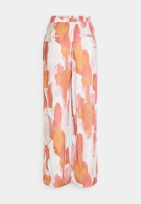 Pantaloni a gamba larga con elastico in vita. Realizzati in tessuto leggero con un motivo astratto di pittura rosa e arancione su sfondo bianco.
