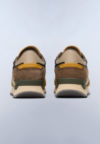 Sneaker in suede marrone e beige con accenti gialli a contrasto; presenta un design testurizzato, un tallone imbottito e una suola in gomma spessa.