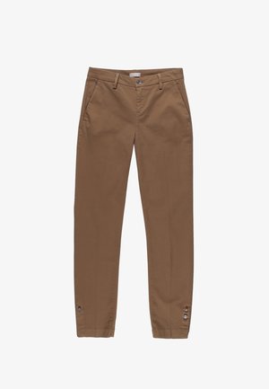 Pantalon en coton marron avec une coupe droite, des poches avant et une fermeture à bouton. Détail notable : boutons décoratifs à la cheville.