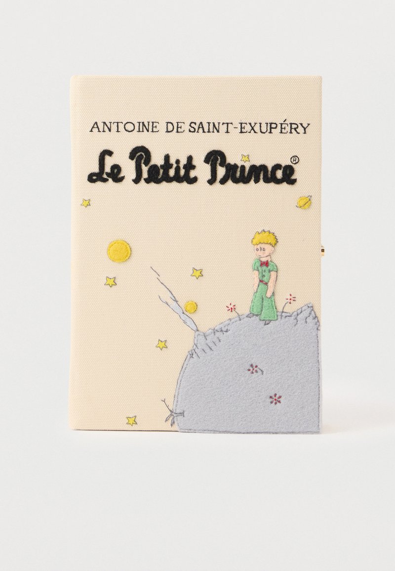 Portada de "El Principito" con el Principito en verde de pie sobre un asteroide gris rodeado de estrellas y planetas amarillos.