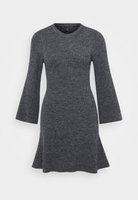 Robe en maille grise côtelée avec de longues manches évasées et un buste ajusté, s'évasant légèrement à l'ourlet. Encolure ronde, peu de détails.