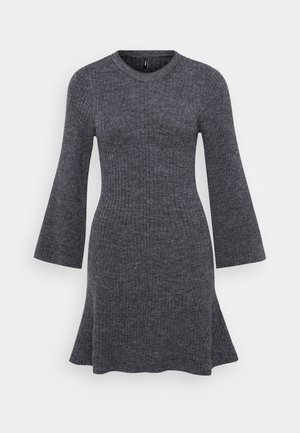 Vestido de malha cinza com nervuras, mangas longas e esvoaçantes, e um corpete ajustado que alarga suavemente na barra. Decote redondo, detalhes mínimos.