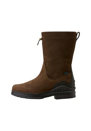 Botte en daim marron mi-mollet avec semelle en caoutchouc noir, talon rembourré et languette, avec une petite étiquette Drysoil bleue sur le côté.