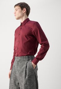 HUGO KENNO - Formalna srajca - dark pink