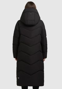 Lang sort dunjakke med et chevron-quiltet design, en stor hætte og en knapdetalje på ryggen. Materialet ser glat og isoleret ud.