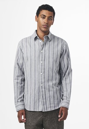 Grå randig button-up skjorta med rak krage och långa ärmar, med vita vertikala ränder och en mjuk tygkvalitet.