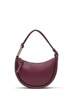 Borsa in pelle bordeaux a forma di mezza luna, con un manico superiore singolo, una leggera texture a grana e hardware in tonalità oro per i dettagli di chiusura.